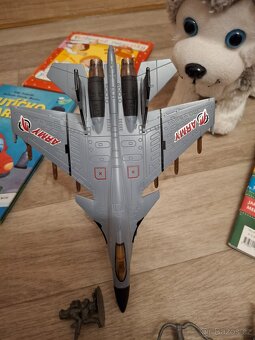 Stíhačka,štěkací pes,houkající sanitka 50 kusů - 8