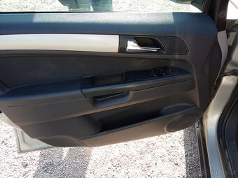 Opel Zafira B 1,9CDTI 16V - náhradní díly - 8