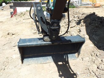 MINI BAGR KOMATSU - 8