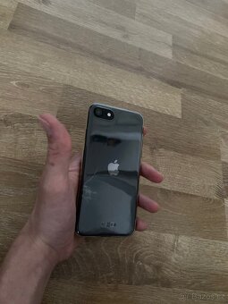 Iphone SE 2. generace - 8