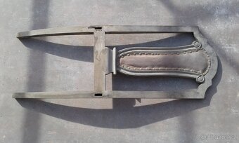 Dvířka s pěkným kováním a fazetovanými skly. - 8