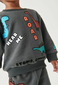 Tepláková souprava NEXT charcoal grey Dino, vel. 4-5 roku - 8