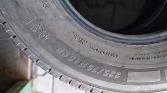 Prodám 2 pneu Michelin 225/75/16 CP - 8
