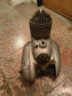 Jawa perak zbrojovka rám a motor - 8