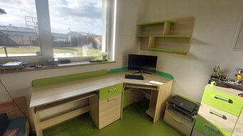 Dětský pokojík - postel, stěna, stoly - 8