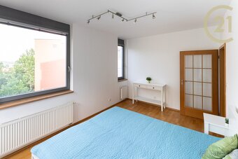 Nadstandardně prosvětlený byt 3+kk s garážovým stáním v p... - 8