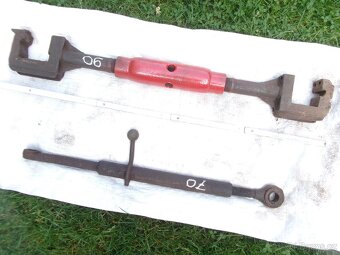 prodám díly na traktor Zetor 25. Sací potrubí se žhavící spi - 8