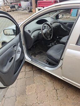 Toyota Yaris 1.0 - 8