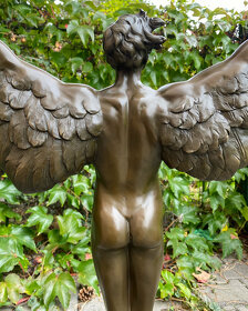 Velká luxusní bronzová socha - muž s andělskými křídly - 8