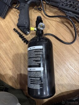 Výbava na paintball včetně zbraní - 8