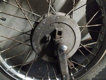 Původní kola včetně brzdových štítu ČZ - 8