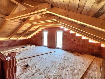 Prodej dvou pozemků s rozestavěnou chatou Unhošť - 8