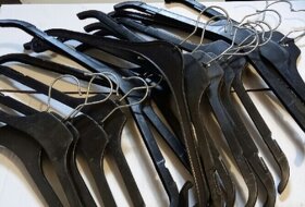 stoleček pod TV + ramínka na šaty + Makita 6271D - 8