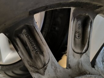 ALU kola Passat Superb 5x112 r16 Originál, zimní pneu 6mm - 8