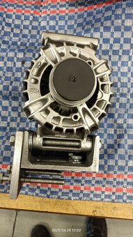 Bosch 0125811084 alternátor Ford 14V / 210 A, - 8