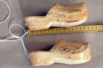 Dřevěná polička, háčky a drobné dekorace - 8