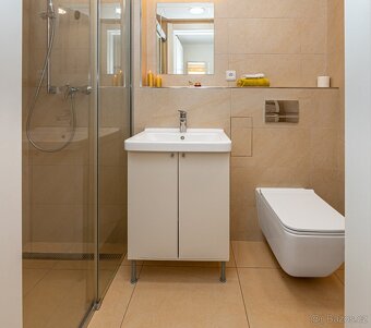 Moderní byt 62m² 1+kk s terasou, garážovým stáním a komorou - 8