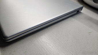 Zachovalý 15 palcový HP notebook - 8