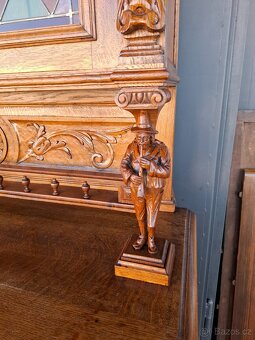 Starožitný vyřezávaný příborník s vitráží - 8