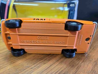 Corgi 411 Mercedes-Benz 240D Taxi - 8