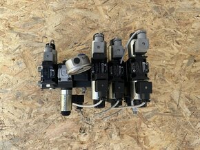 HYDRAULICKY ROZVÁDZĚČ - 8