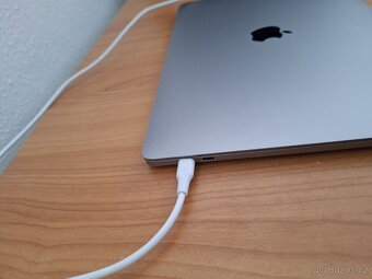 MacBook PRO 13 palců i7 8.Gen 16 RAM 512SSD - 8