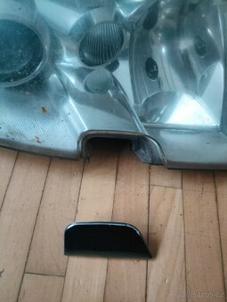 Přední pravý xenonový světlomet na Škoda Superb 1 - 8