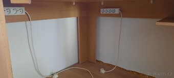 Rohový PC stůl s regály a policemi (vč. dvou zásuvek) - 8