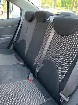 Hyundai Accent 1.4 benzín (2010) - 8