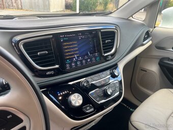 Chrysler Pacifica Hybrid Limited 2018 / 3.6 - 8