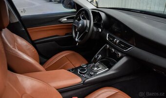Alfa Romeo Giulia 2.0 Turbo 16V AT8-Q4 Estrema - 8