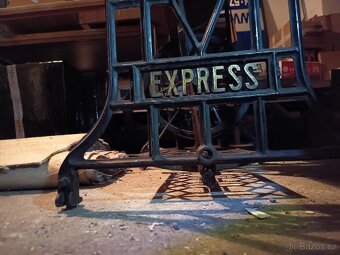 Šicí stroj Bobbin se starožitnou výbavou - 8