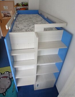 Vyvýšená postel se skříní a stolem - 8