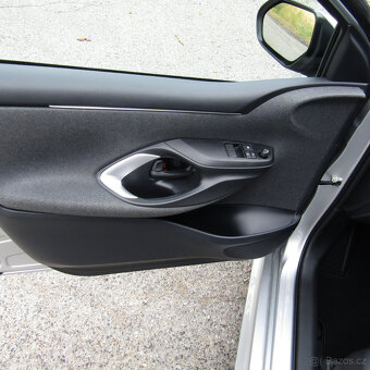 Toyota Yaris, 1,0i 53kw, BENZÍN, 2022, NAJETO 38 049km - 8