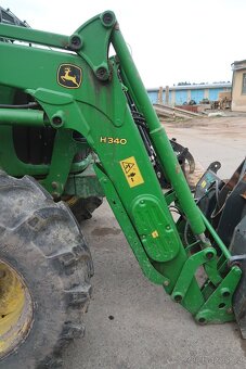 Traktor John Deere s lesnickou nástavbou - 8