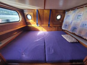 KAJUTOVÁ MOTOROVÁ LOĎ CRUISER VČETNĚ KOTVIŠTĚ V SEBUZÍNĚ. - 8