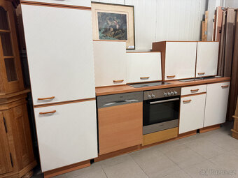 Třímetrová kuchyně se spotřebiči - 8