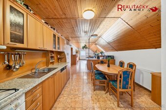 Rodinný dům s prostornou garáží, dílnou, vinným sklepem a vý - 8