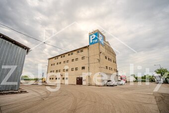 Nabízíme k pronájmu skladovací prostory 4x400 m² s kompletní - 8