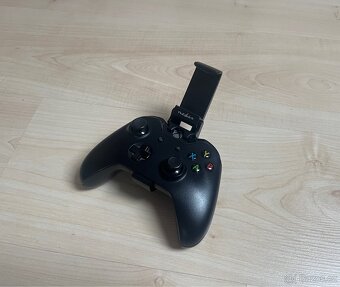 🎮 Xbox One S 1 TB – khaki + 2× ovladač + držák na mobil - 8