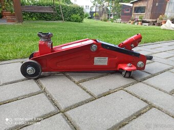 Hydraulicky zvedak 2t + gumova podlozka - 8