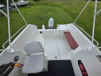 Kajutova lod 5.3x2.35m, motor Honda 50 vstrik, vlek - 8