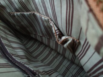 HNĚDÁ KOŽENÁ KABELKA S MOTIVEM HADA - 8