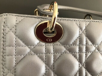 Dámská kabelka DIOR s účtenkou, úplně nová, světle šedá, kom - 8