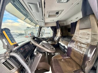 Volvo FH750 8x4 nosič kontejneru - 8