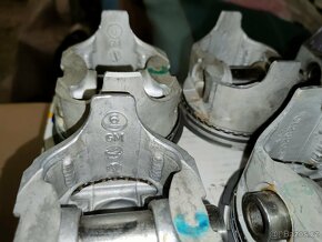 GM Small block 305 - sada originál pístů - nepoužité - 8