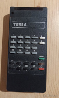 Starý retro televizor Tesla Color 332 (4332A) s ovladačem - 8