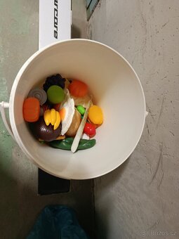 Obchod s doplňky, váha a lednice - 8