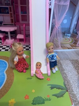 Dřevěný domeček s panenkami, autíčkem a skluzavkou - 8