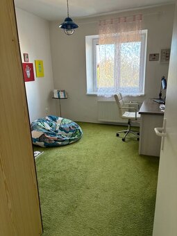 Prodej velkého bytu 4+1 s vlastní zahradou a park. stáním - 8